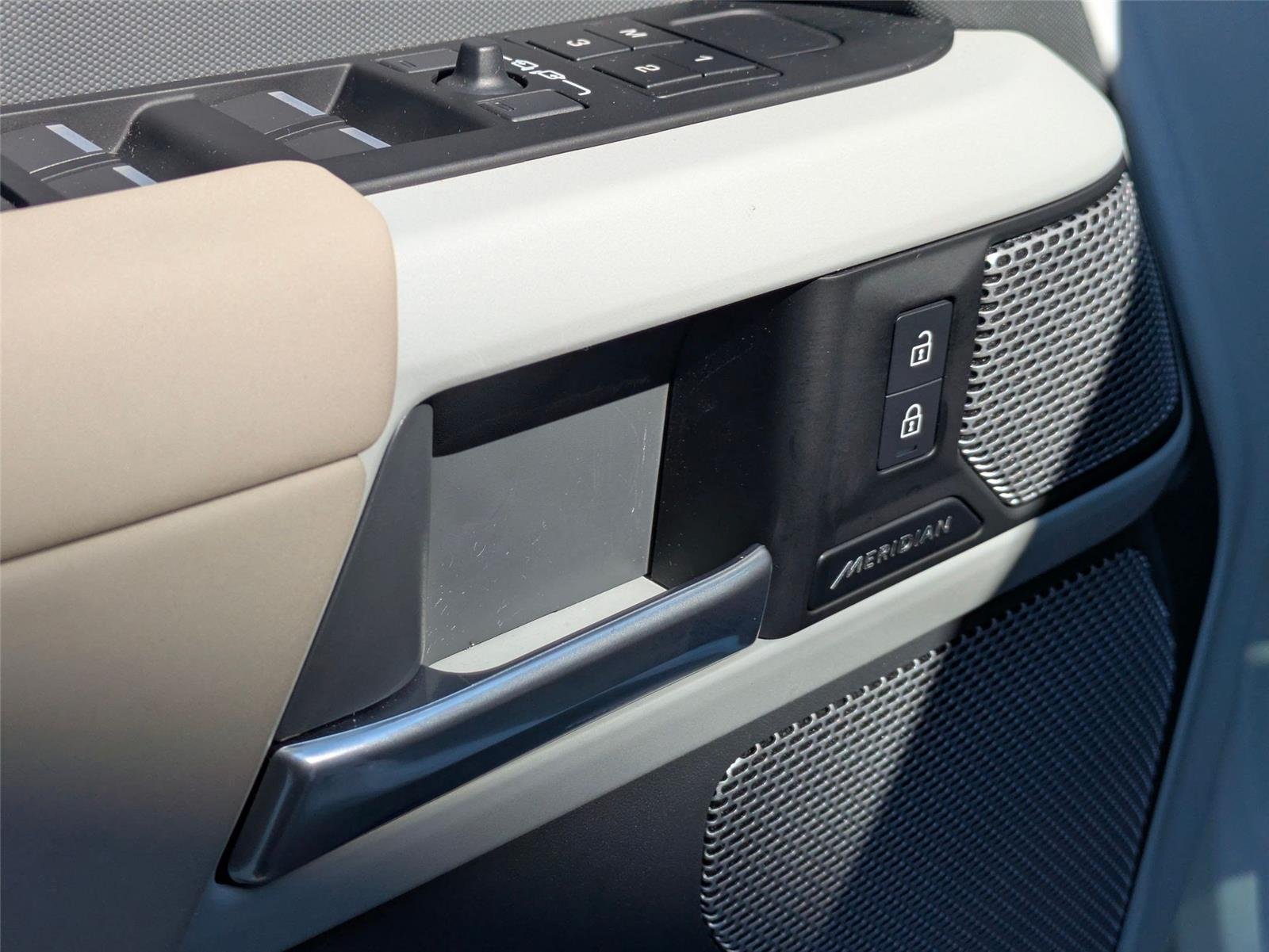 Used 2024 Fuji White Land Rover S image 13