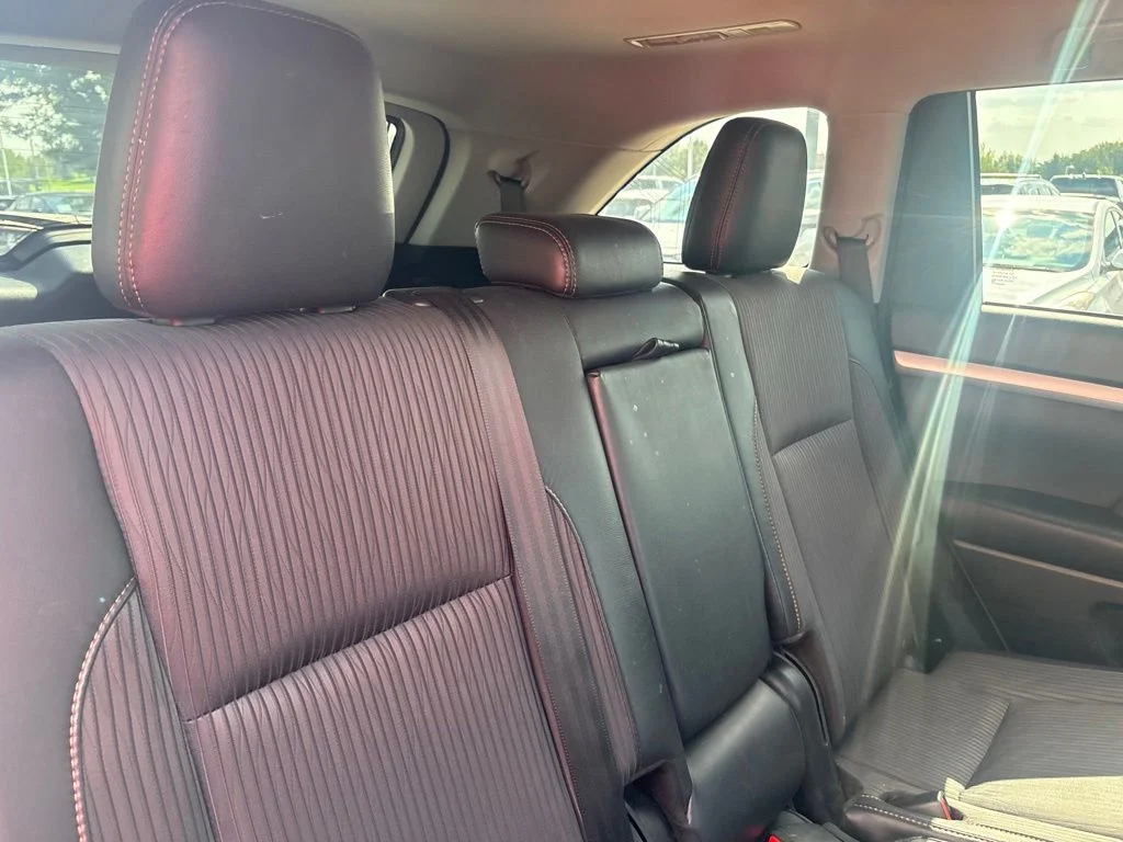 Used 2016 Gray Toyota LE V6 image 28