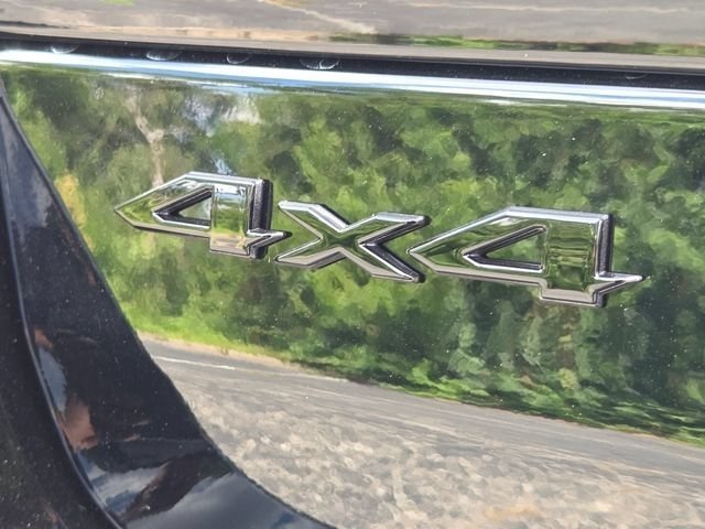 New 2026 Diamond Black Crystal Pearlcoat Jeep Limited Reserve image 28