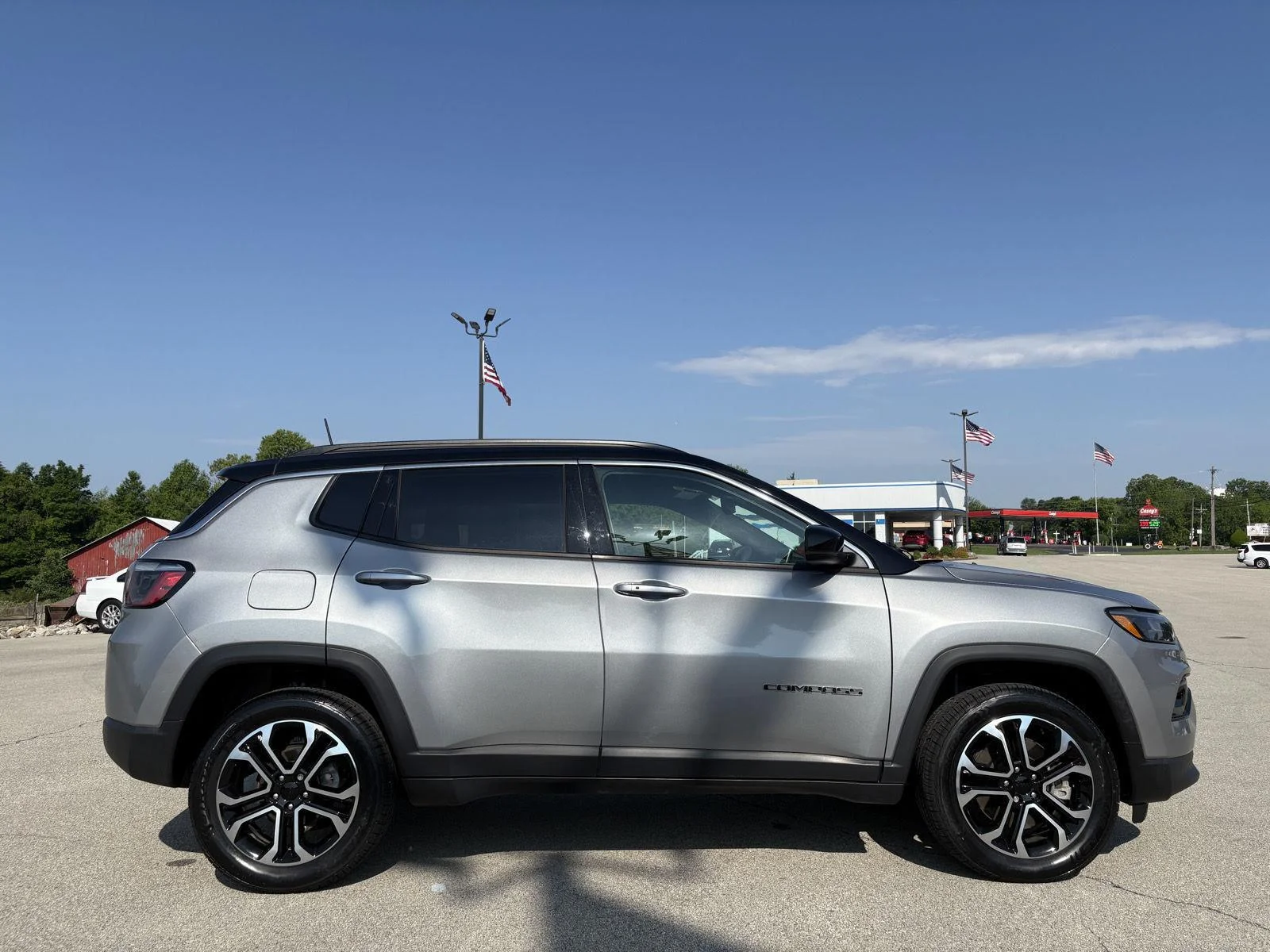Used 2024 Silver Zynith Metallic Clearcoat Jeep Limited image 4
