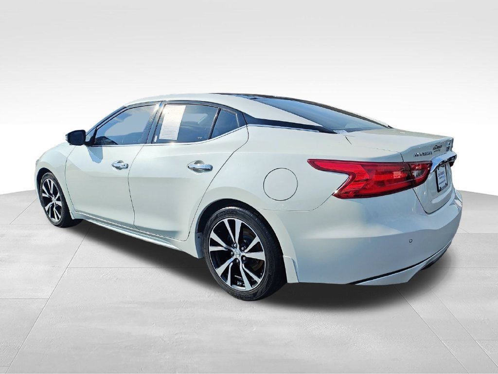 Used 2018 White Nissan Platinum image 3