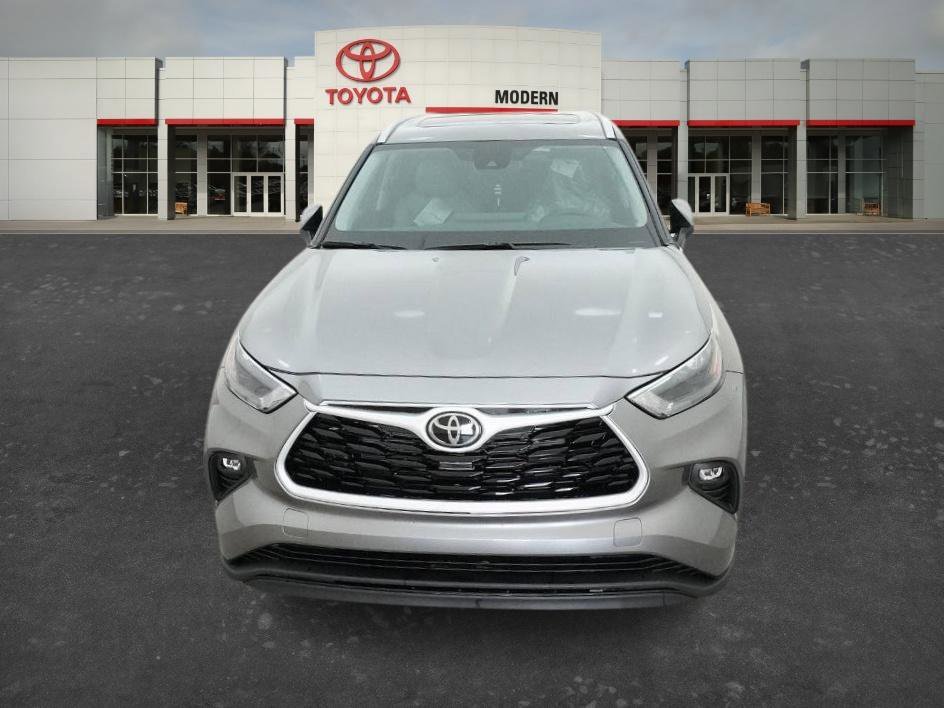 New 2026 Heavy Metallic Toyota Hybrid XLE image 5