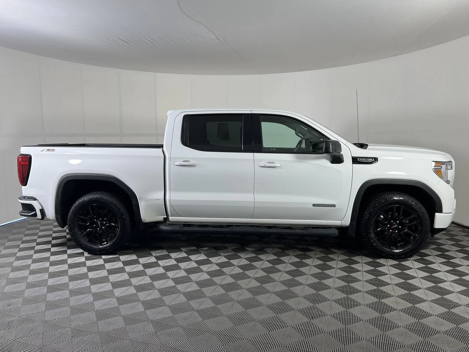 Used 2021 Summit White GMC Elevation image 9