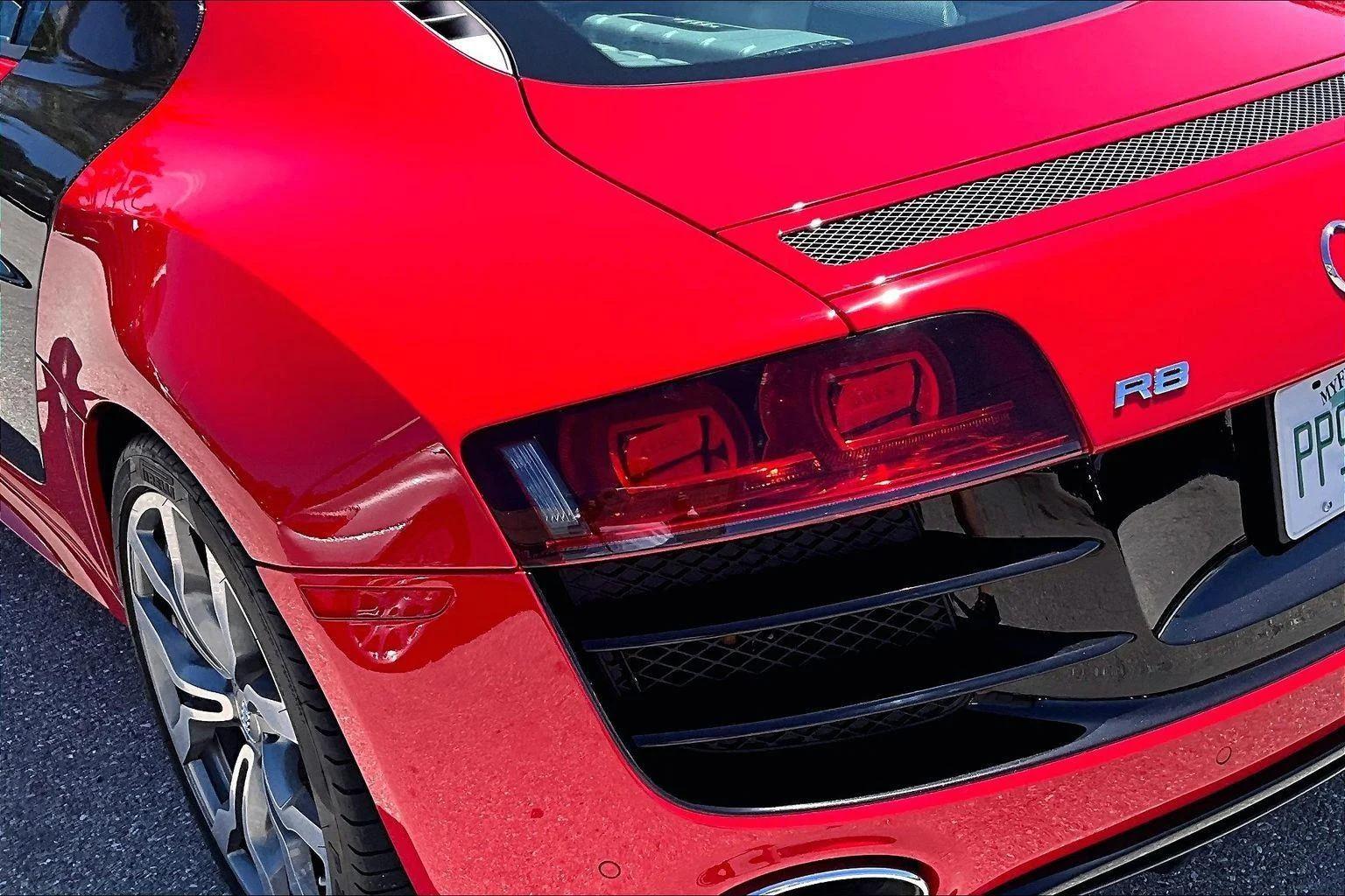 Used 2010 Brilliant Red With Brilliant Red Sideblades Audi 5.2L image 21
