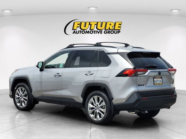 Used 2022 Silver Toyota XLE Premium image 7