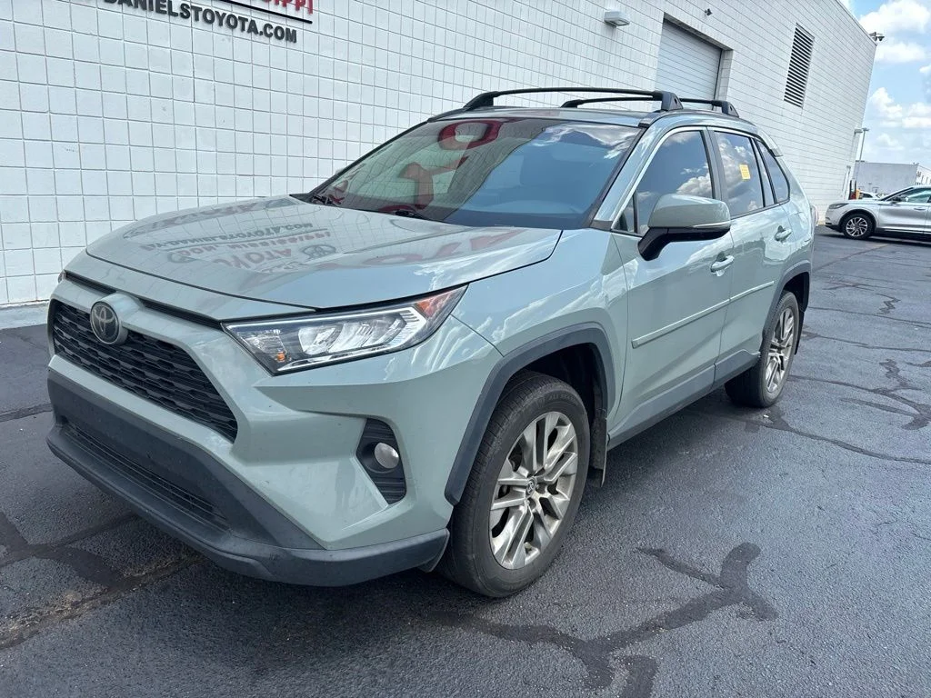 Used 2021  Toyota XLE Premium image 1