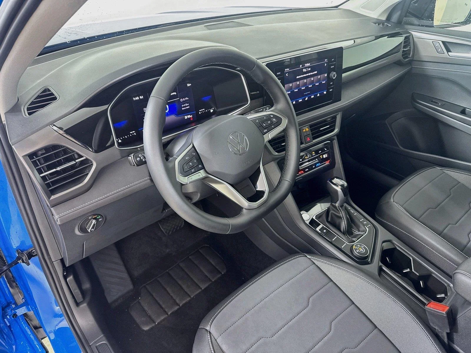 New 2026 Cornflower Blue w/Deep Black Roof Volkswagen SE Black image 9