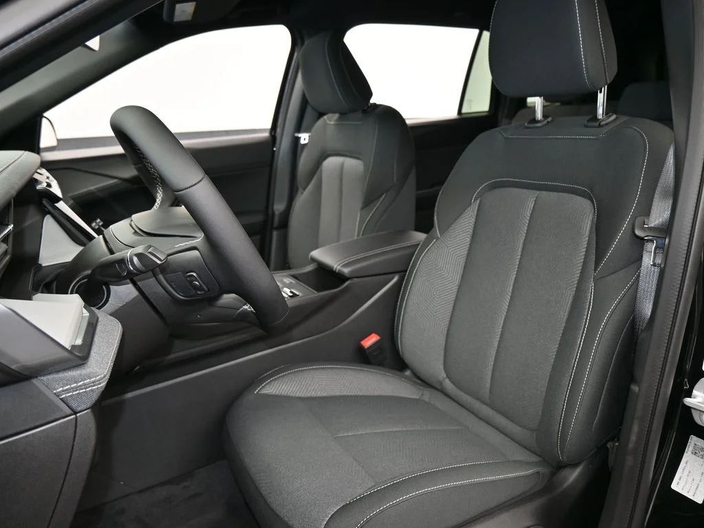 New 2026 Diamond Black Crystal Pearl-Coat Exterior Paint Jeep Laredo image 10