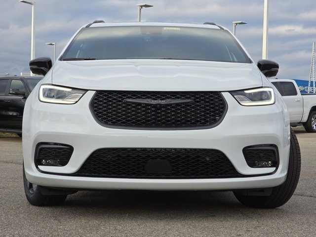 New 2026 Bright White Clear-Coat Exterior Paint Chrysler Limited image 3