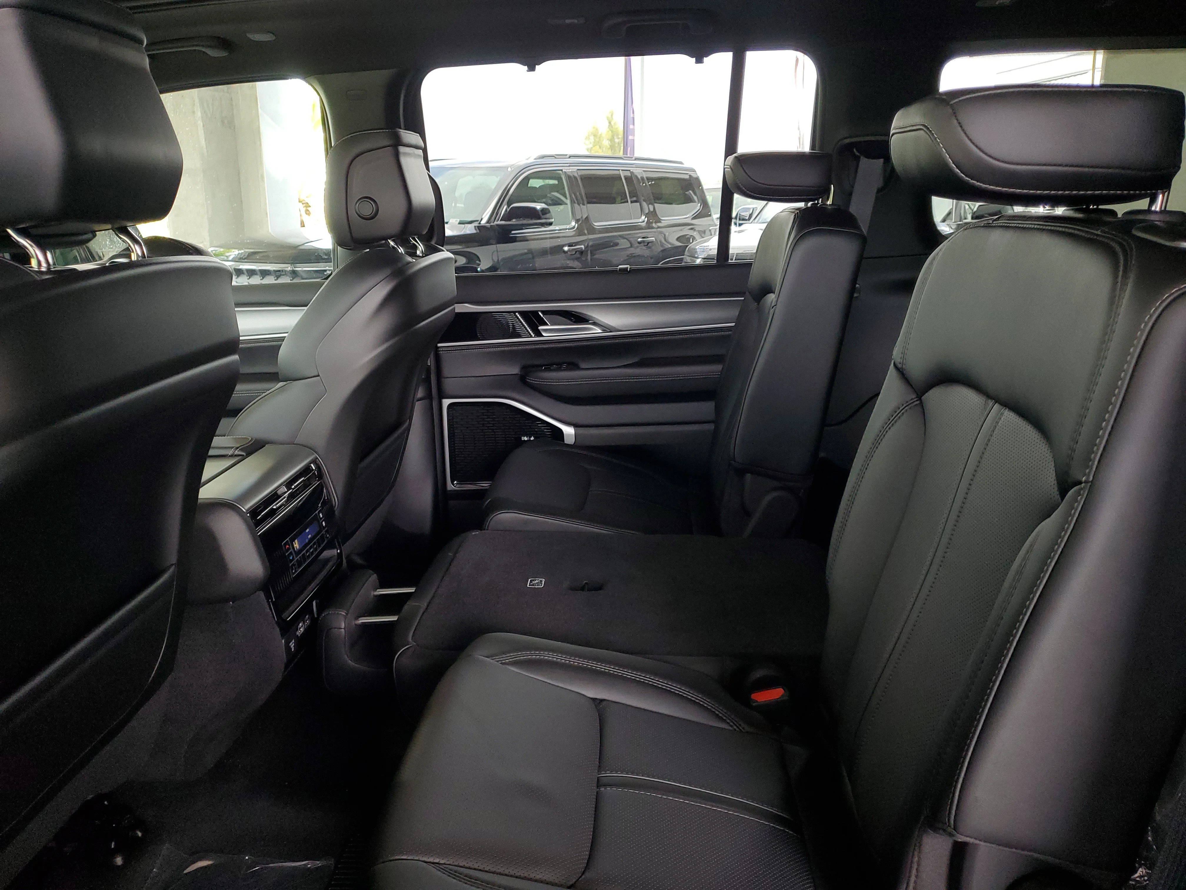 New 2026 High Gloss Black Exterior Paint Jeep Limited Reserve image 8