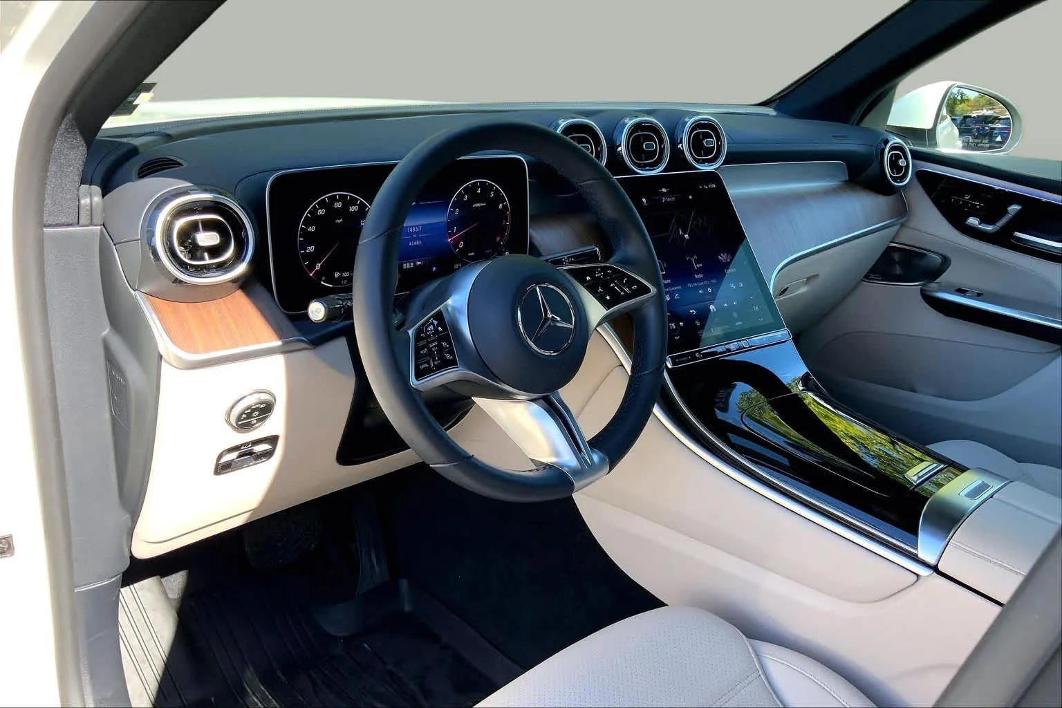 Used 2024 Polar White Mercedes-Benz GLC 300 image 18