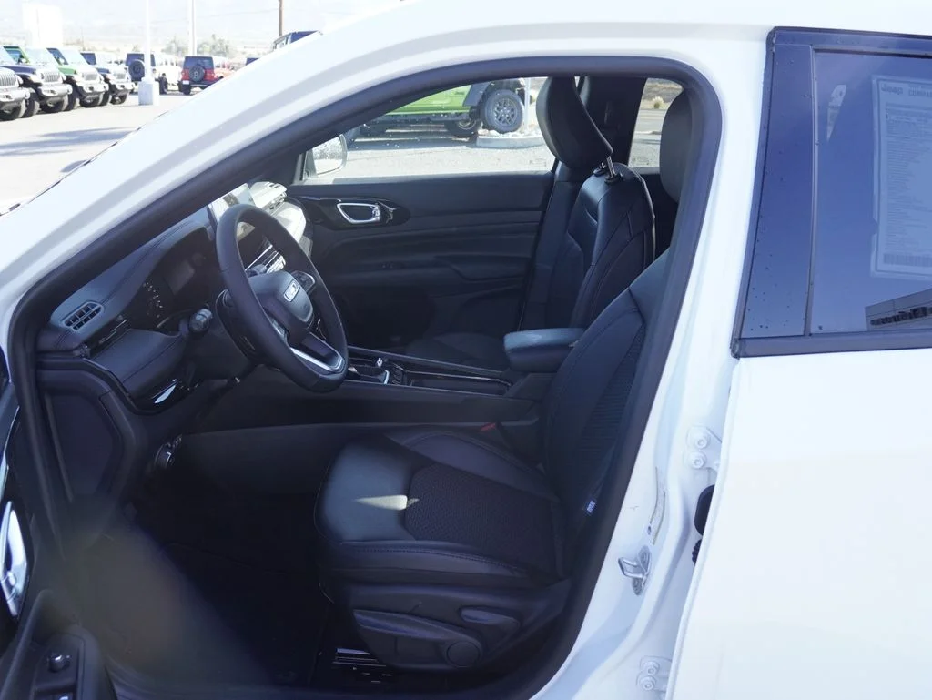 New 2026 Bright White Clearcoat Jeep Latitude image 21
