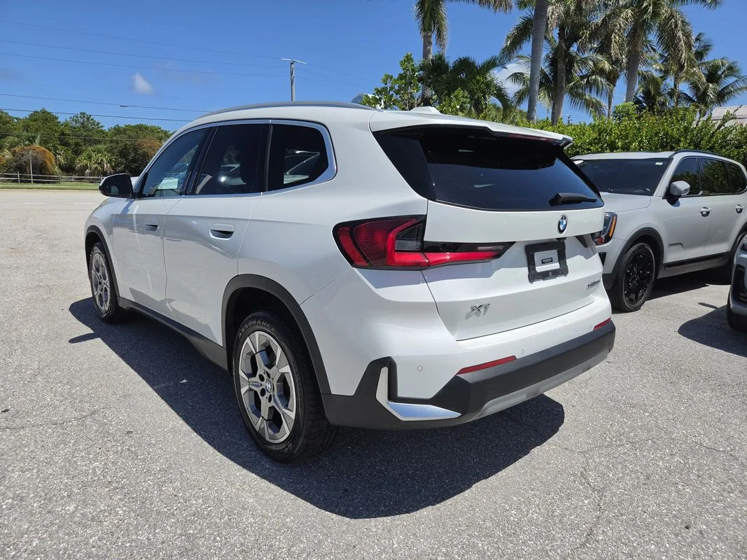 Used 2023  BMW xDrive28i image 3