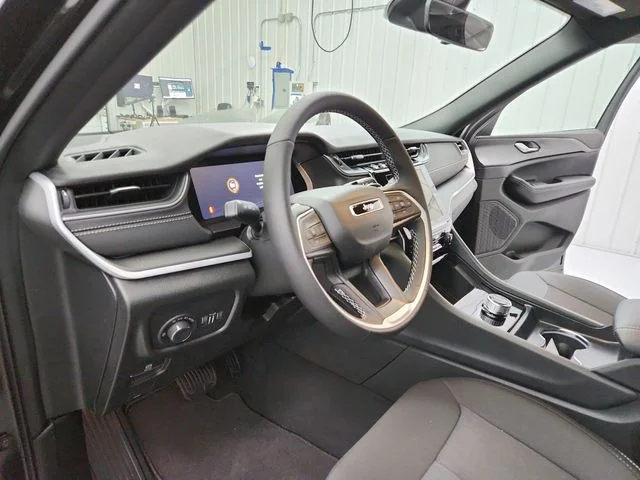 New 2026 Diamond Black Crystal Pearl-Coat Exterior Paint Jeep Laredo image 18