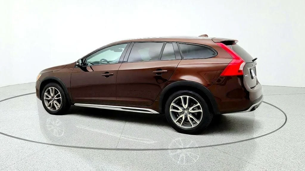 Used 2018 Rich Java Metallic Volvo T5 AWD w/ Convenience & BLIS Packages image 7