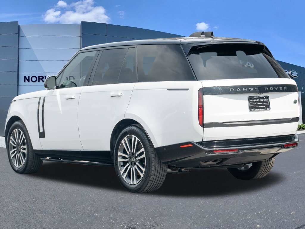 Used 2023 White Land Rover SE image 7