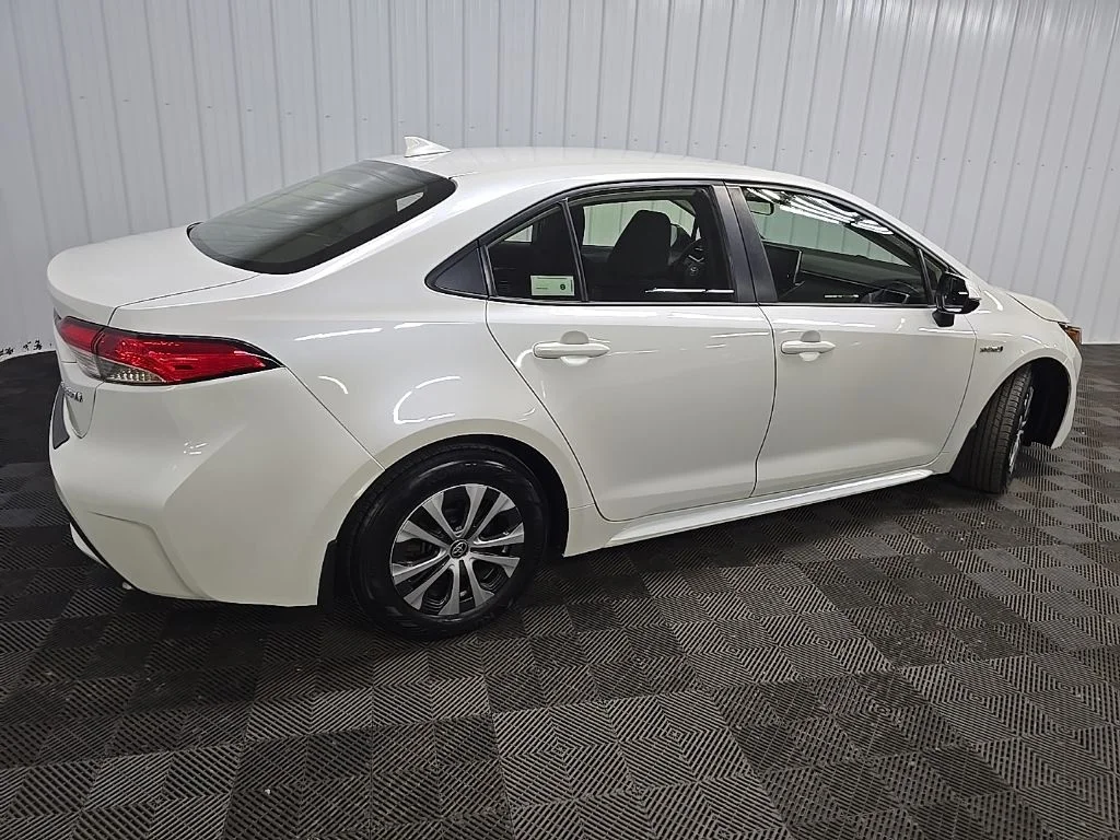 Used 2020 White Toyota LE image 3