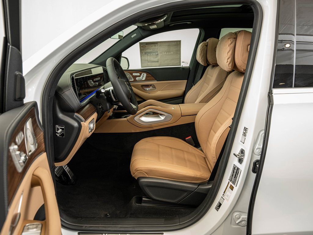 New 2026 MANUFAKTUR Moonlight White Metallic Mercedes-Benz GLS 580 image 32