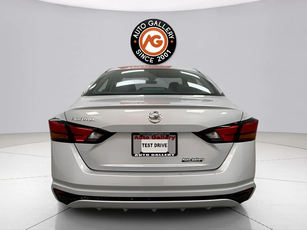 Used 2022 Silver Nissan 2.5 S image 4