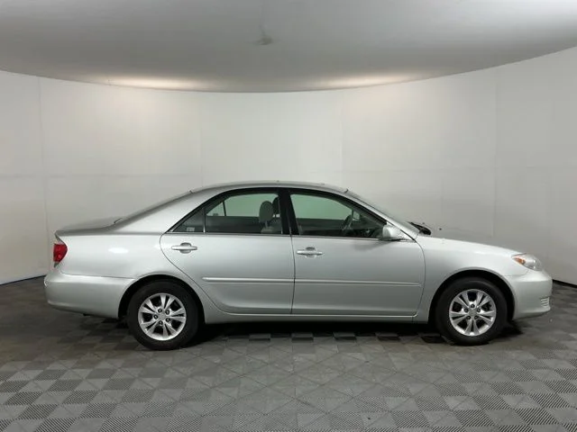 Used 2005 Silver Toyota LE image 4