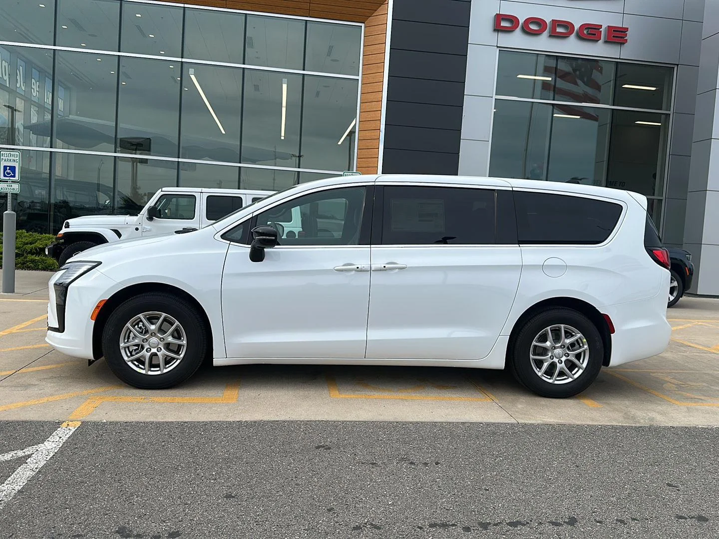 New 2027 Bright White Clearcoat Chrysler Select image 2