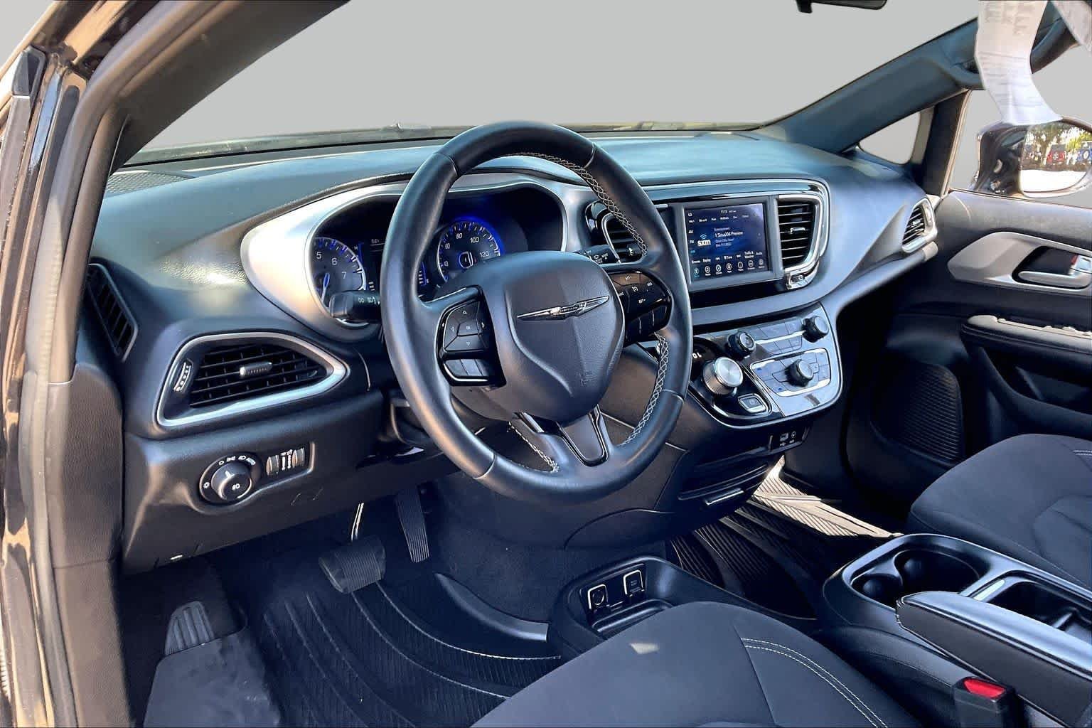 Used 2018 Brilliant Black Crystal Pearlcoat Chrysler Touring Plus image 16