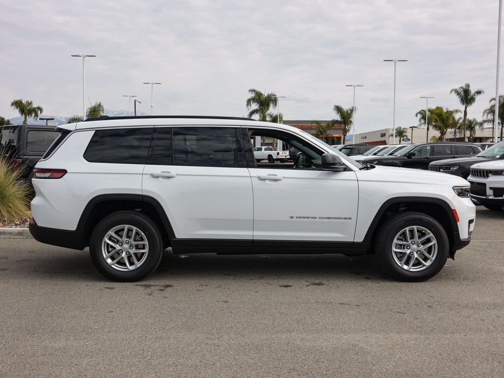 New 2026 Bright White Clear-Coat Exterior Paint Jeep Laredo image 2