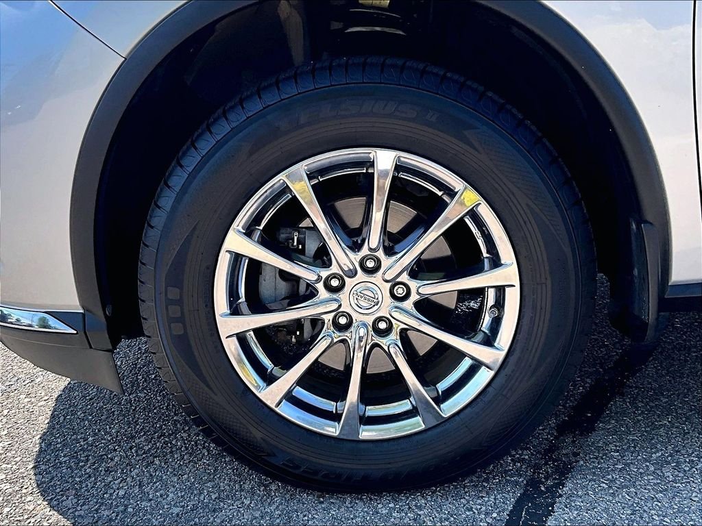 Used 2017 Silver Nissan SL image 7