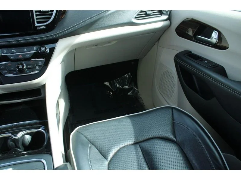 Used 2023 Brilliant Black Crystal Pearlcoat Chrysler Limited image 16