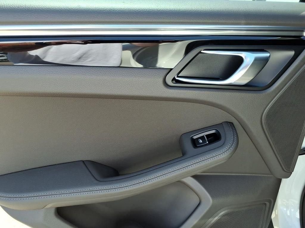 Used 2025  Porsche Base image 10