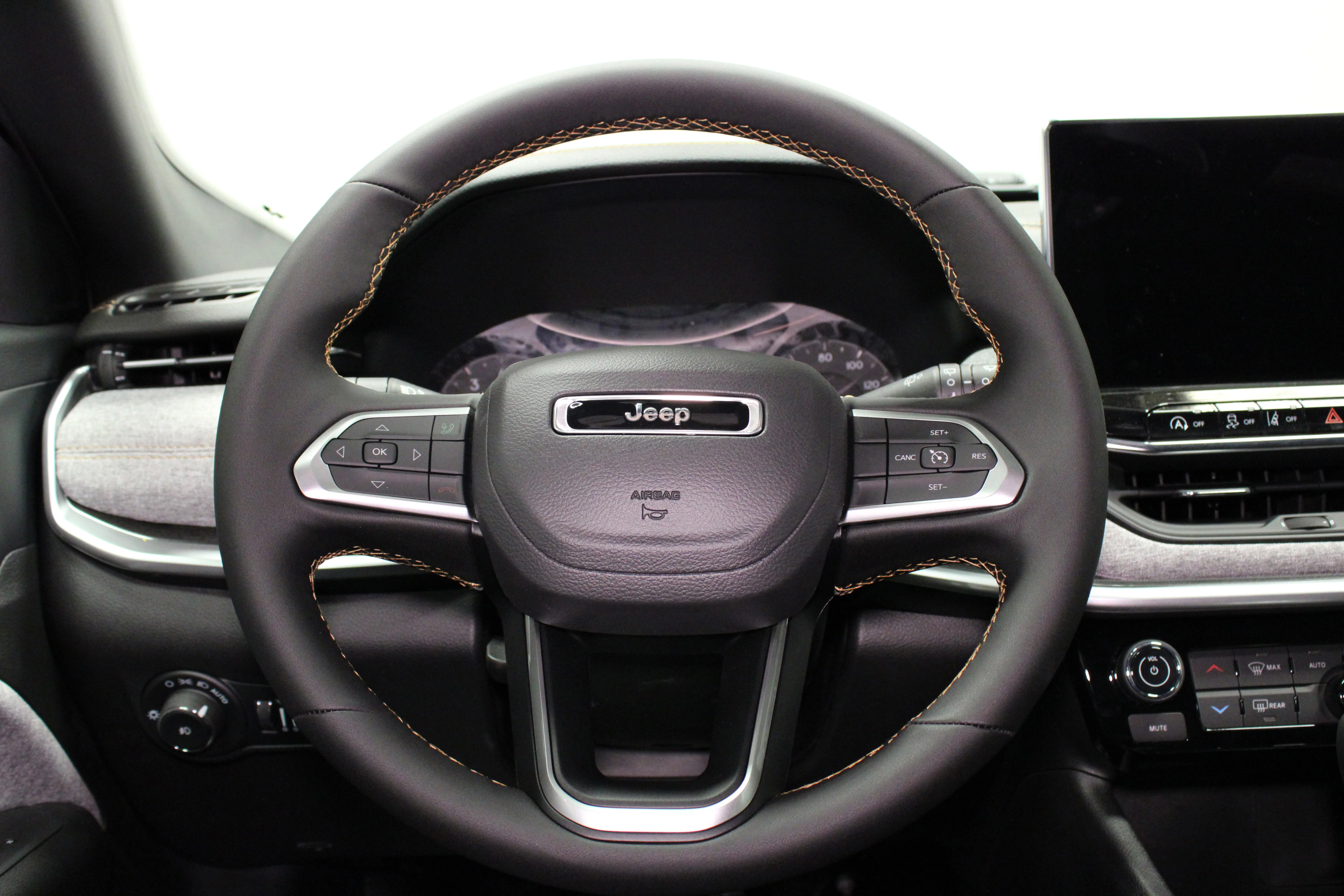 New 2026 Diamond Black Crystal Pearl-Coat Exterior Paint Jeep  image 21