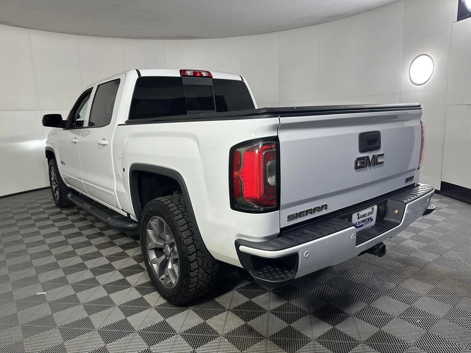 Used 2018 Summit White GMC SLT image 29