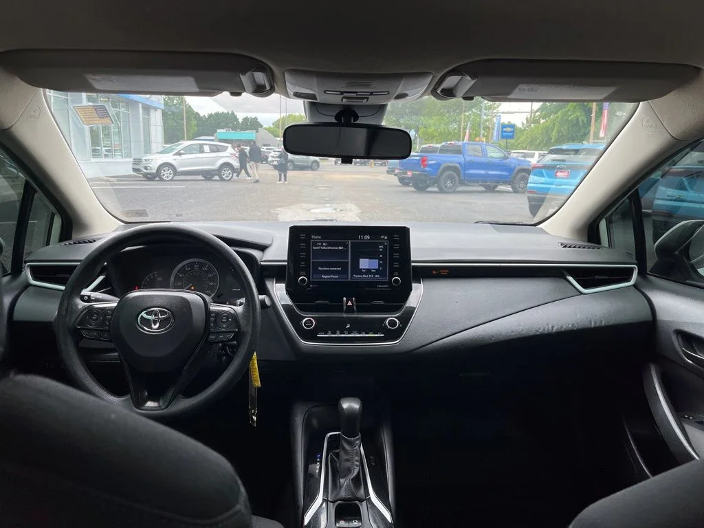 Used 2022 White Toyota LE image 23