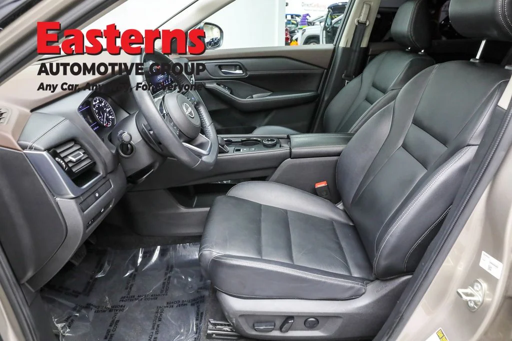 Used 2023 Silver Nissan SL image 7