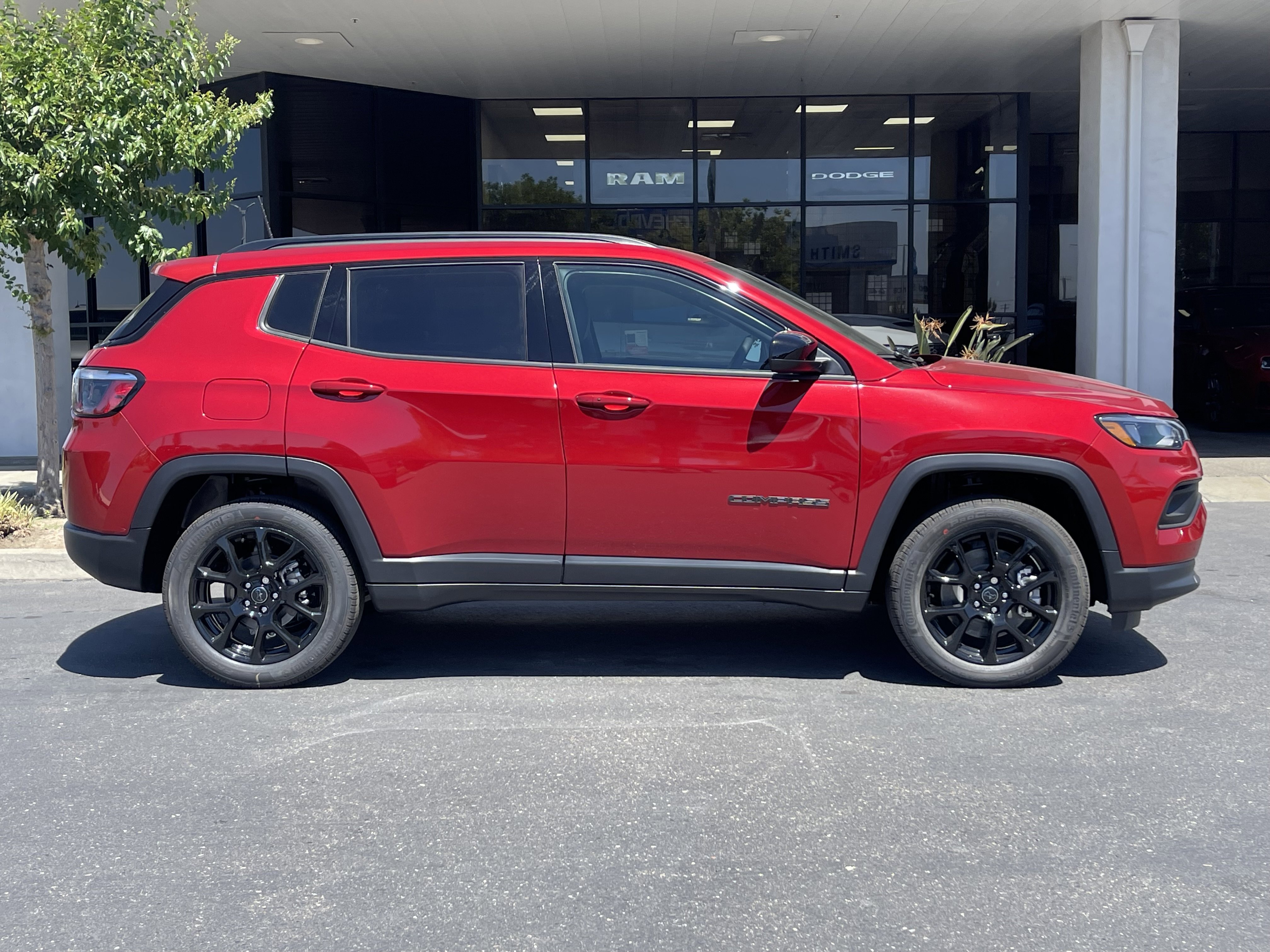 New 2026 Red Hot Pearl-Coat Exterior Paint Jeep Latitude Altitude image 4