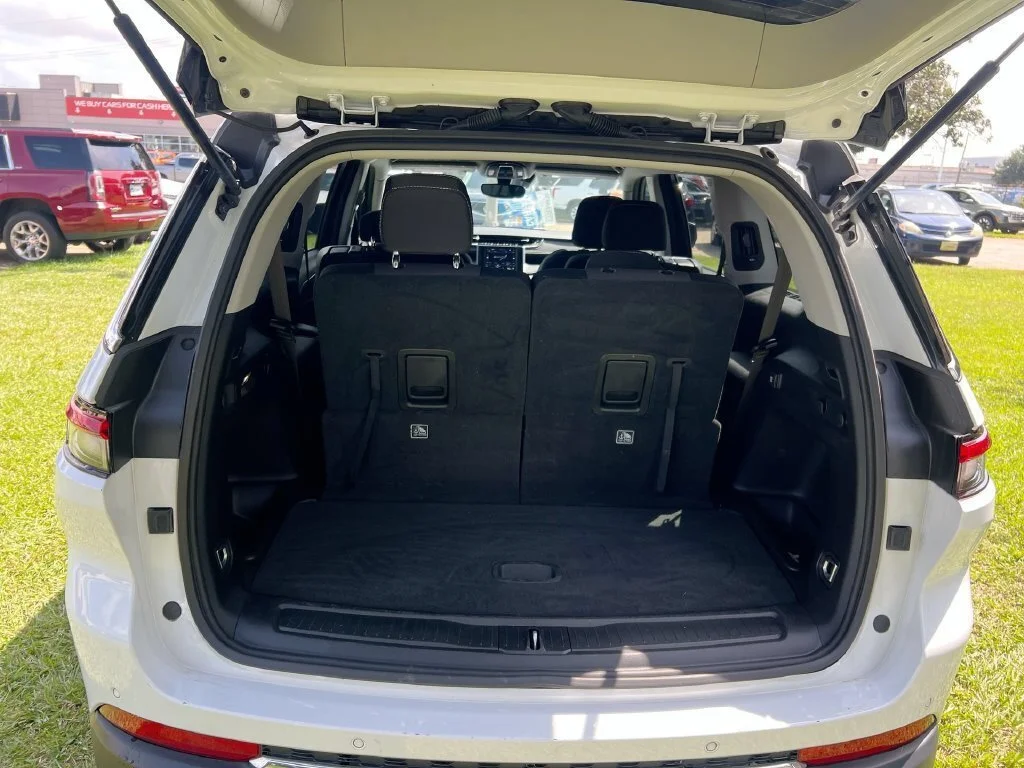 Used 2023 White Jeep Laredo image 18