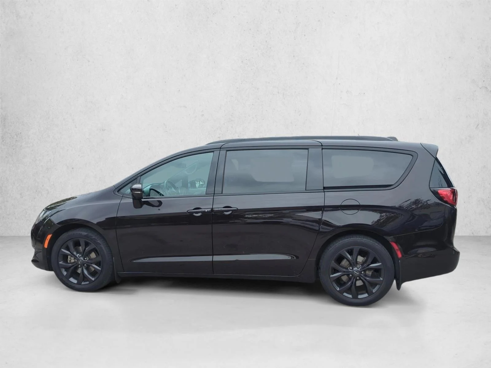 Used 2019 Dark Cordovan Pearlcoat Chrysler Limited image 5