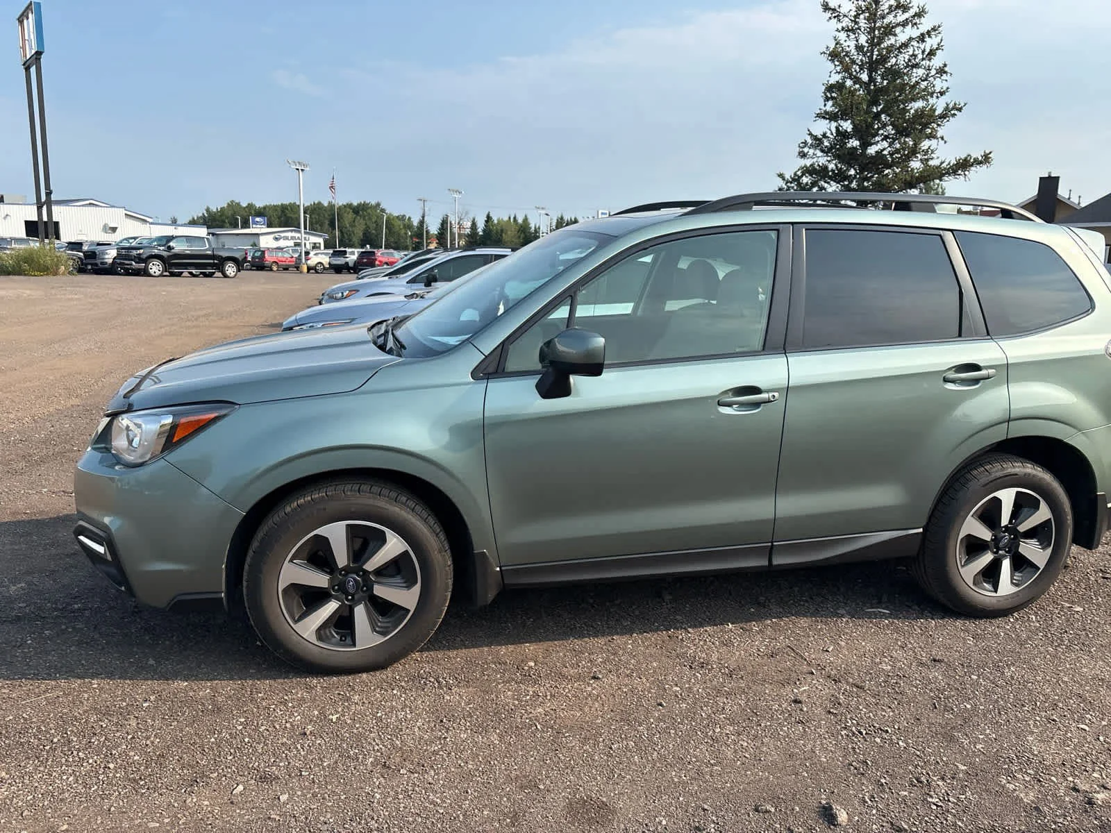 Used 2017 Jasmine Green Metallic Subaru Premium image 18