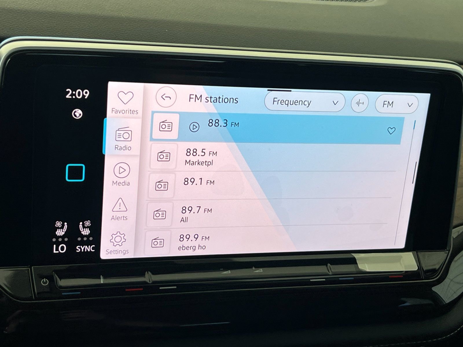 New 2026 Opal White Pearl Volkswagen SE image 18
