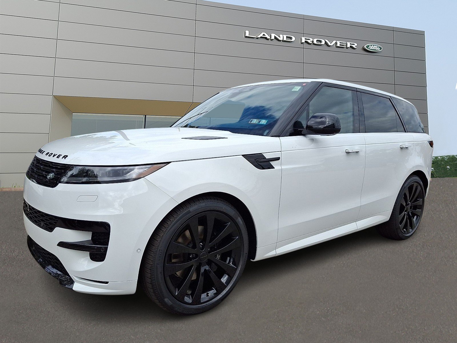 New 2026 Fuji White LAND ROVER Dynamic SE image 1