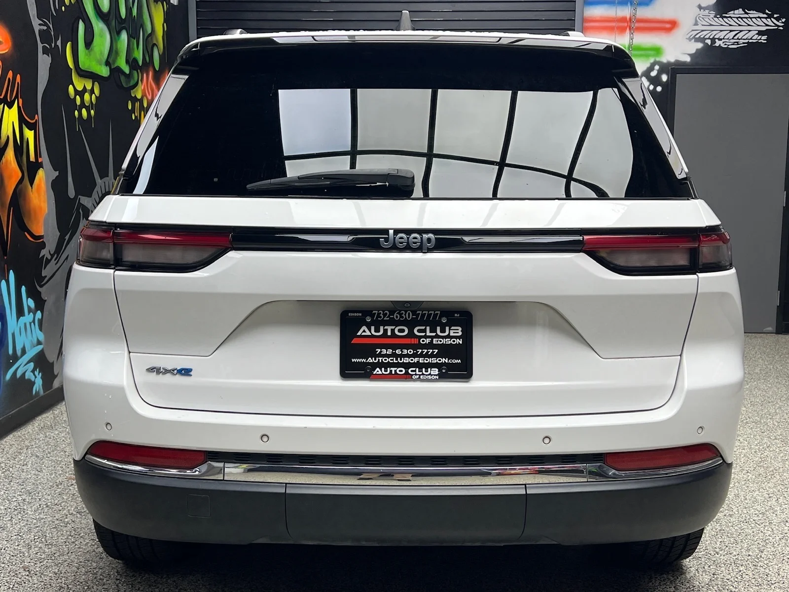 Used 2024 Bright White Clear Coat (pw7) Jeep 4xe image 5