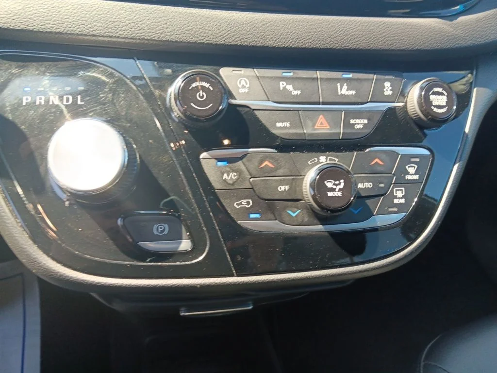 Used 2025 Bright White Clearcoat Chrysler Select image 21
