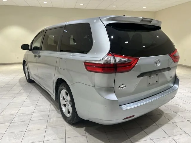 Used 2020  Toyota L image 3
