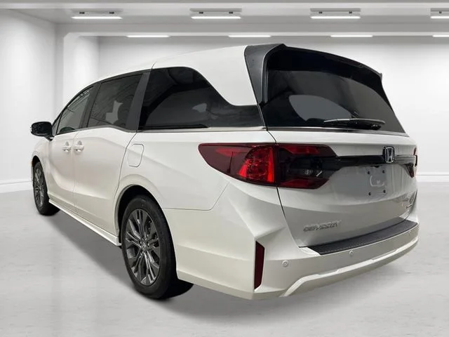 New 2026 Solar Silver Metallic Honda Touring image 3