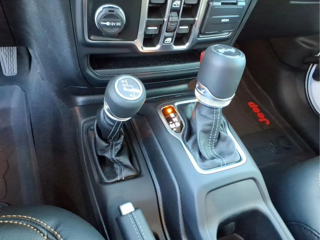 Used 2024 White Jeep Sahara image 29