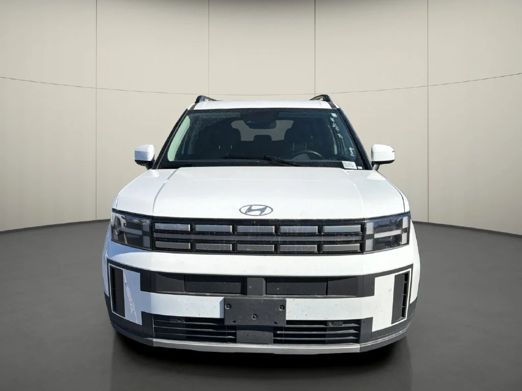 Used 2025 White Hyundai SEL image 2