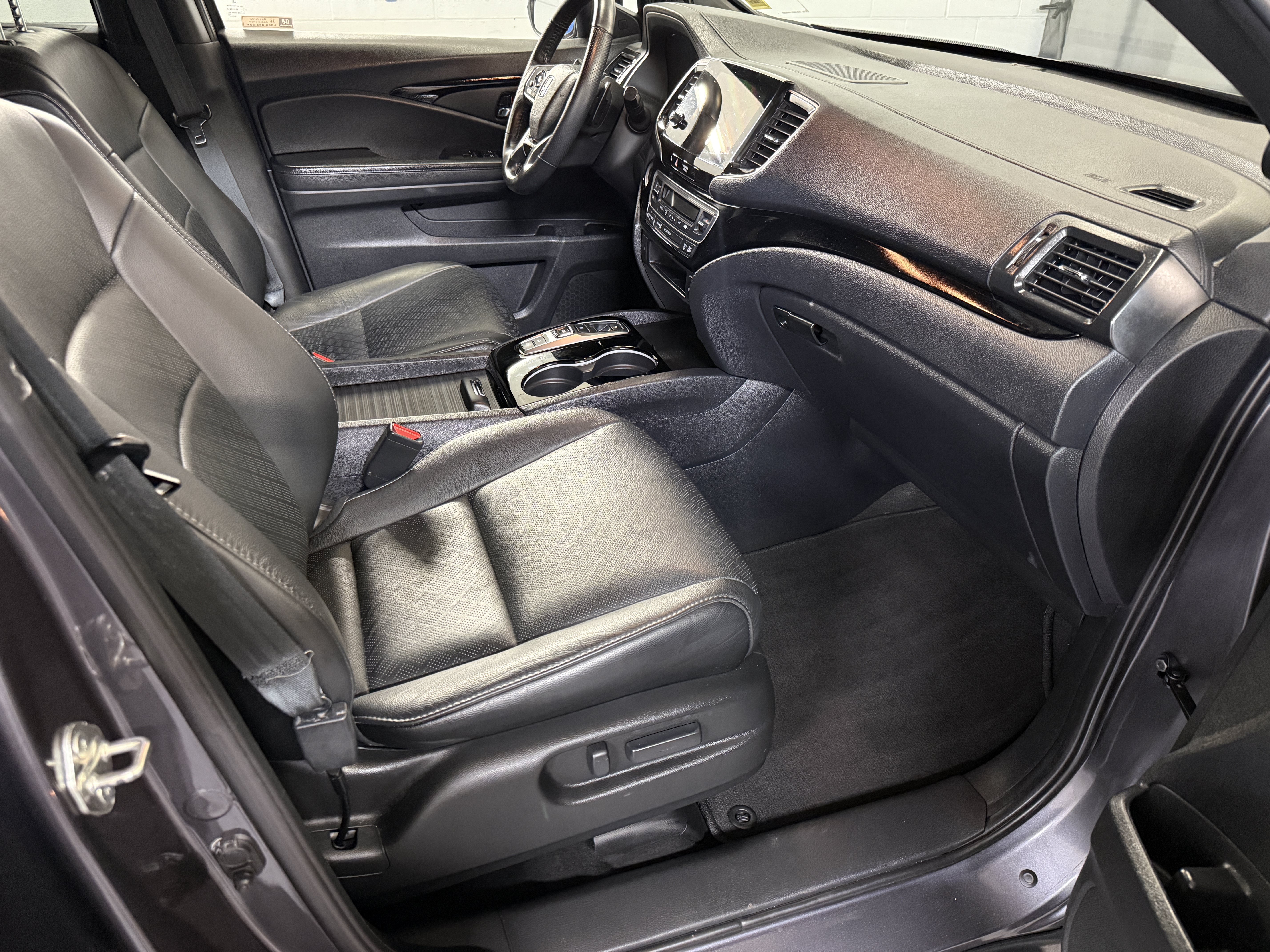 Used 2019 Modern Steel Metallic Honda Touring image 24