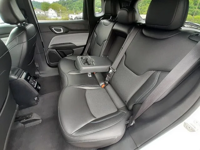 Used 2024 White Jeep Latitude image 35