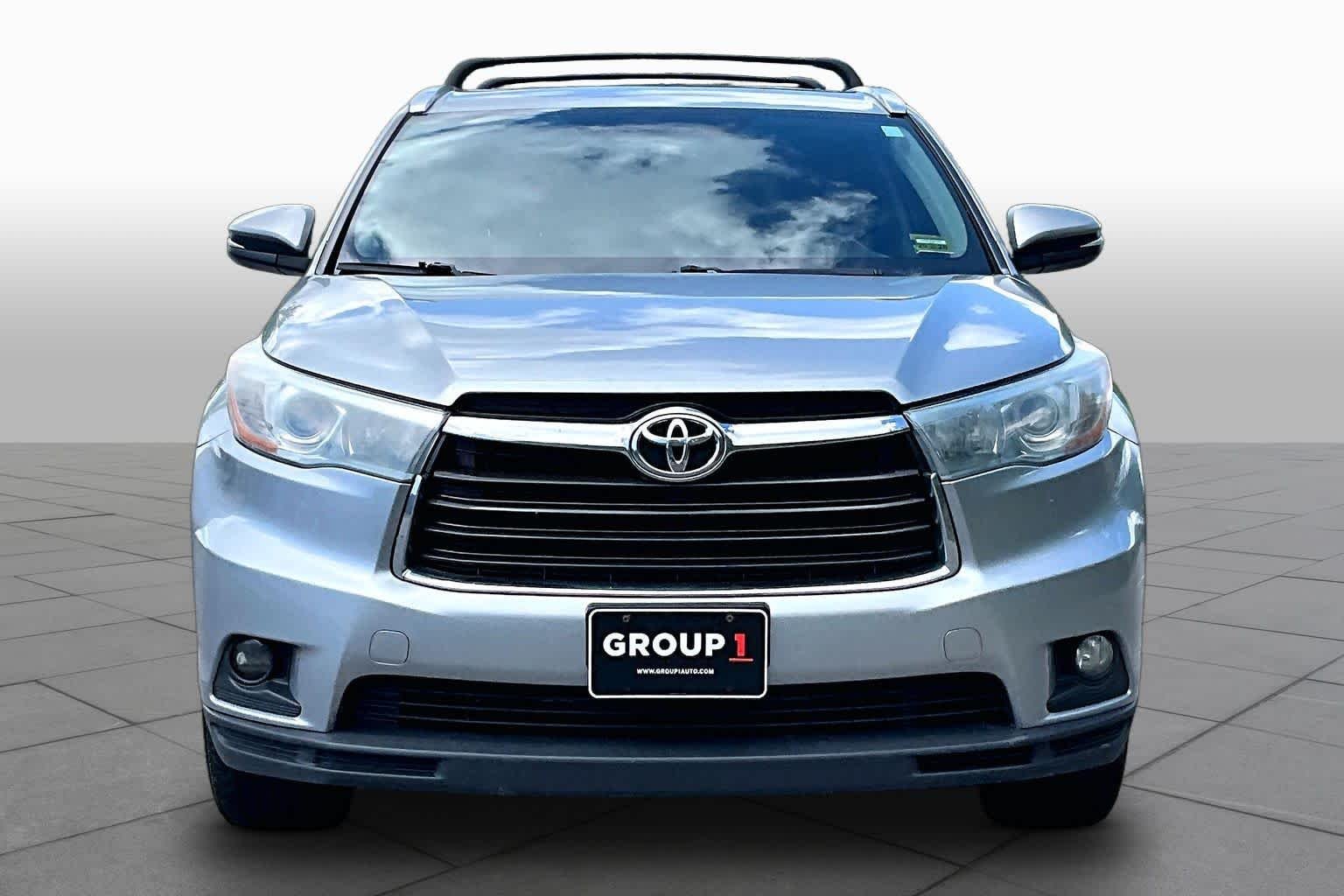 Used 2015 Silver Sky Metallic Toyota XLE image 4