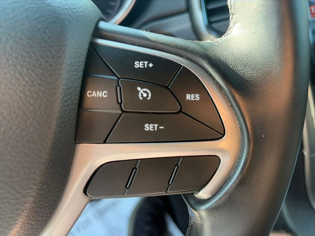Used 2020 White Jeep Laredo E image 34